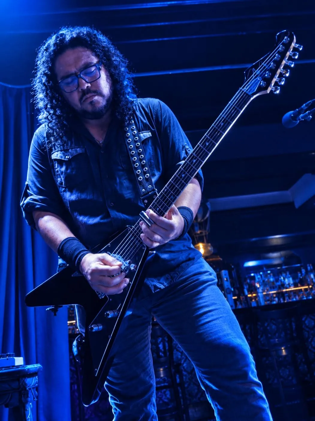 Torke Ross tocando guitarra en vivo